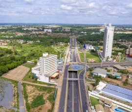 Vista da trincheira com sentindo a região dos condiminios e Distrito da Guia. Trincheira da Rodvia Helder Candia e sua rotatória em Cuiabá: um ponto vital para a mobilidade e o desenvolvimento da Grande Cuiabá. Essencial para otimizar o fluxo de veículos e conectar diferentes regiões, facilitando o dia a dia de milhares de pessoas. 🛣️✨ #Cuiabá #Infraestrutura #MobilidadeUrbana Jardim Ubirajara, Cuiabá, MT